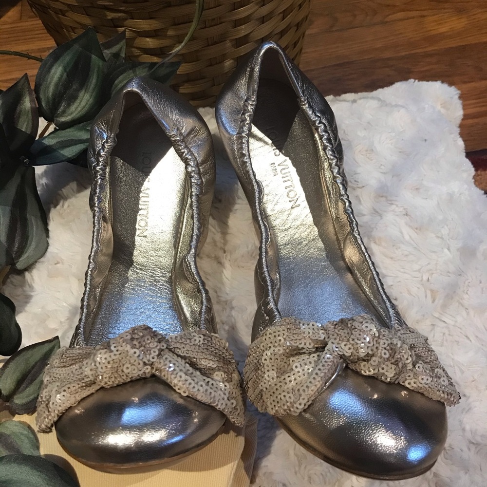Louis Vuitton Metallic Leather Amulet Flats - Picture 11 of 15